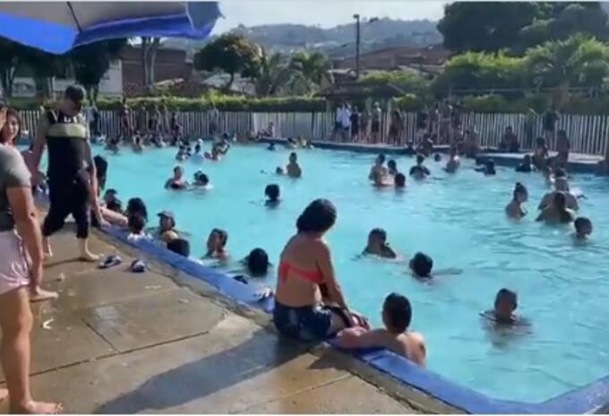 Aglomeración en piscina en Cali