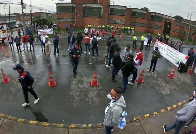 UNP – Escoltas de Unidad Nacional de Protección protestan en Bogotá