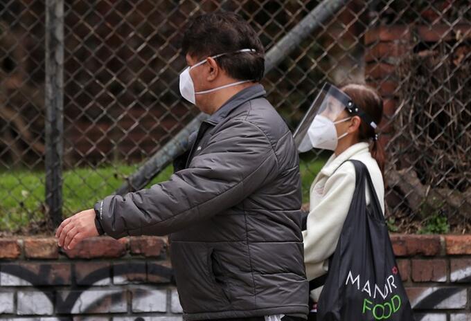 Personas usan tapabocas en medio de pandemia en Colombia