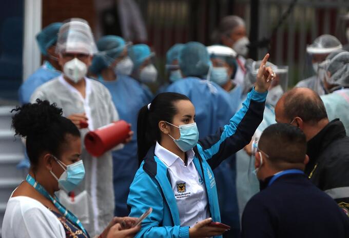 Vacunación contra la covid-19 en el Hospital de Kennedy en Bogotá
