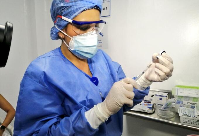 Han sido vacunados 1.717 profesionales de la salud contra la Covid-19 en Santander
