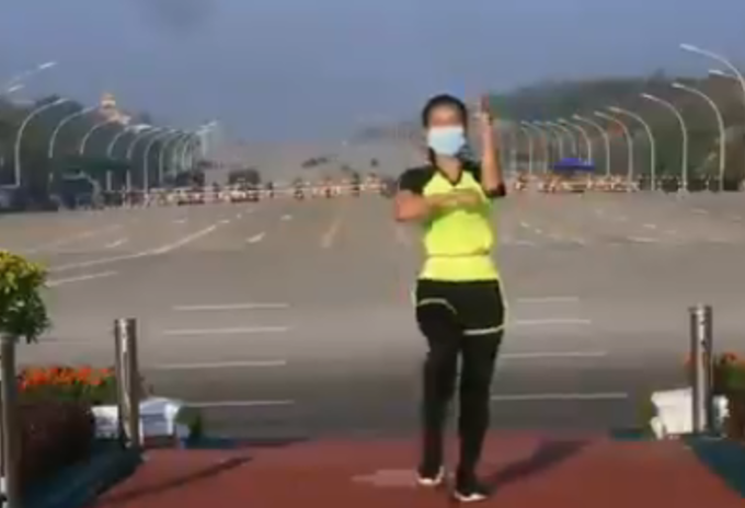 Mujer da clase de aeróbicos en pleno golpe de estado