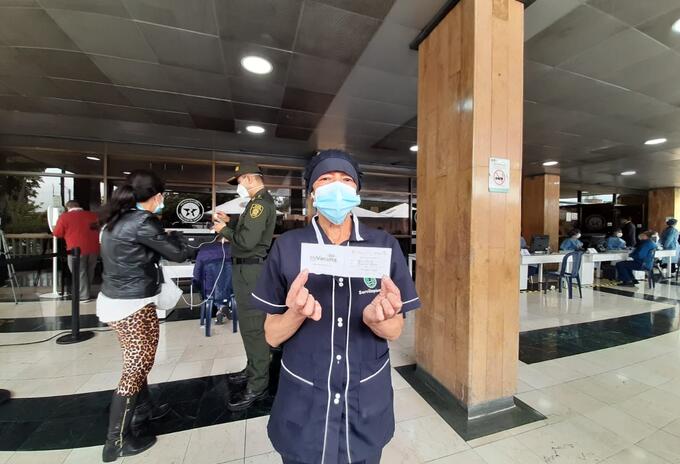 María Emilia Ramírez, una de las primeras personas vacunadas en el Hospital Central de la Policía