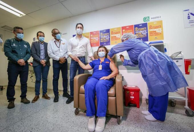 Alba Rocío Montoya, la primera persona vacunada en Medellín.