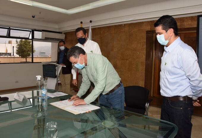 Firma del convenio para créditos a campesinos.