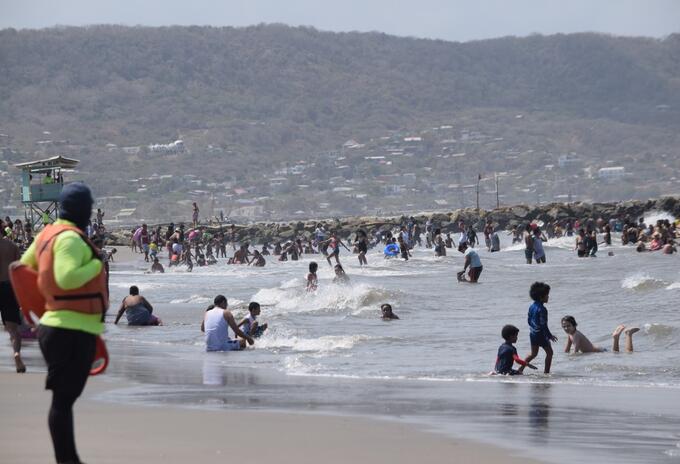 Los bañistas asistieron masivamente a las playas.