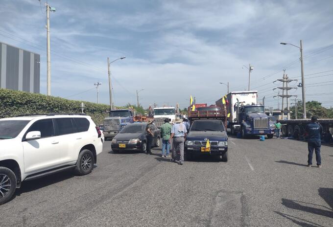 Camioneros retomaron protestas en Cartagena, por la negativa de levantar las talanqueras en los peajes