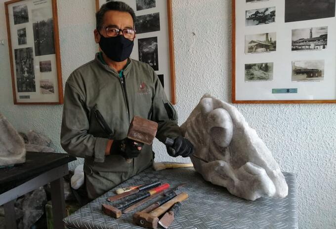 El escultor Ronni Martínez en Zipaquirá