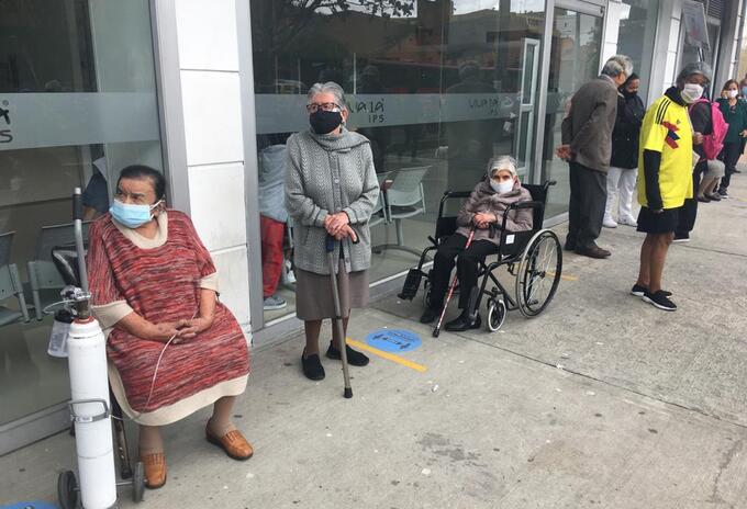 Ancianos esperando vacunación en Bogotá