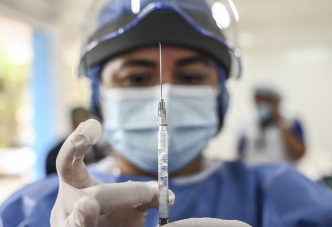 Coronavirus en Colombia - enfermera alista vacuna contra el coronavirus.