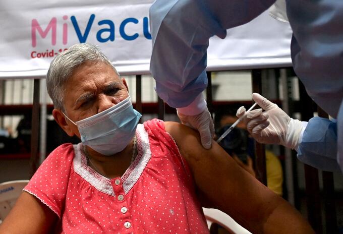Mujer adulta mayor de 80 años vacunada contra el coronavirus.