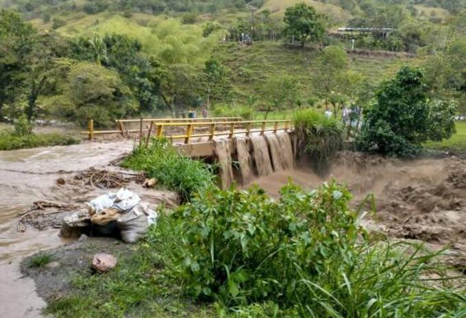 La creciente de la quebrada Puerto Frazadas en el municipio de Tuluá, originó un aumento de los niveles de río Bugalagrande dejando siete barrios inundados