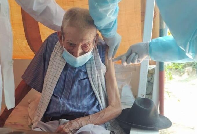 Don Pastor, anciano de 115 años vacunado en Apulo Don Pastor, anciano de 115 años vacunado en Apulo