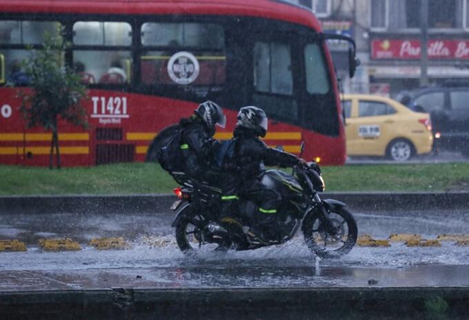 FUERTES LLUVIAS EN BOGOTÁ FUERTES LLUVIAS EN BOGOTÁ
