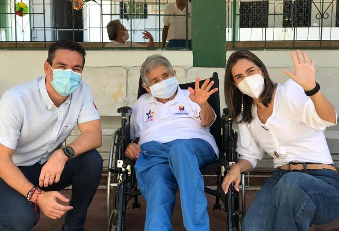 Delfina Judith Álvarez, de 84 años de edad, la primera en vacunarse. En el Asilo se vacunaron 15 abuelos .