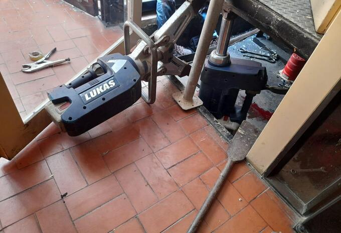 Ascensor desplomado en edificio de Cartagena