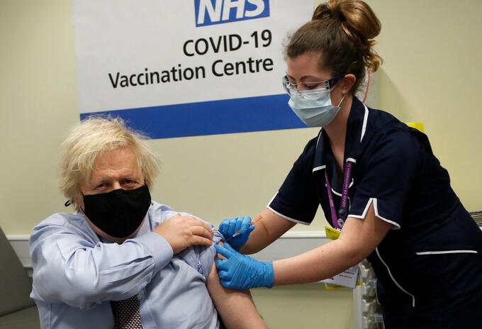 Boris Johnson recibe vacuna