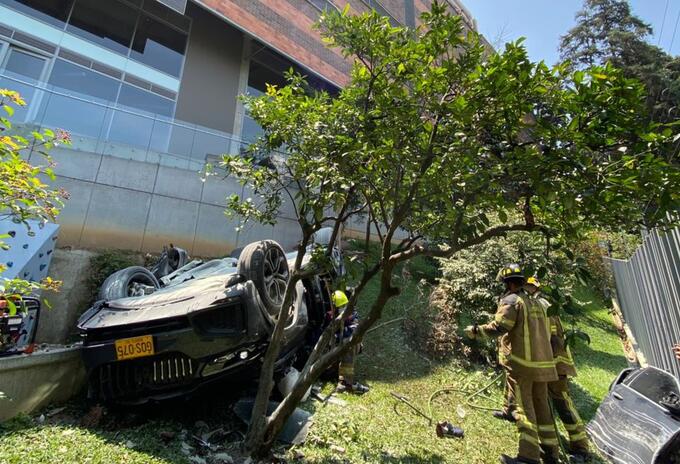 Camioneta que cayó de quinto piso de un parqueadero en Medellín Camioneta que cayó de quinto piso de un parqueadero en Medellín