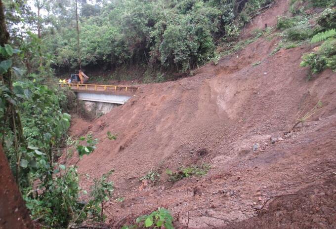 Derrumbe en la vía principal de Caramanta, Antioquia.