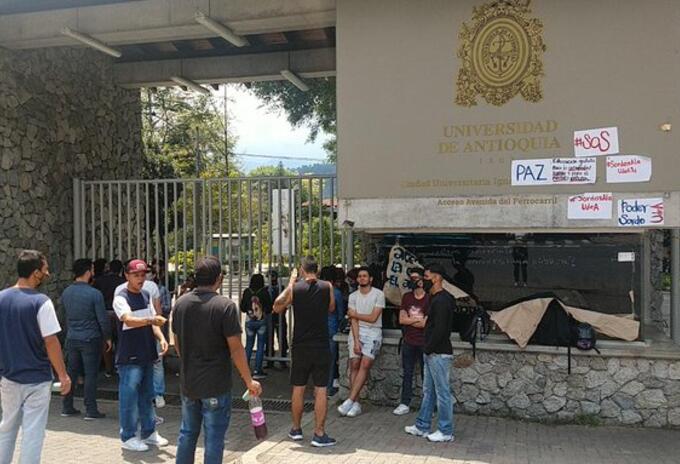 Comunidad sorda permaneció por varios días a las afueras de la Universidad de Antioquia.