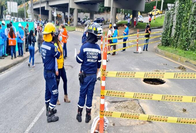 Socavación en la Avenida Las Palmas en Medellín.