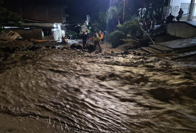 En Dabeiba, las calles quedaron inundadas por el desbordamiento de una quebrada.