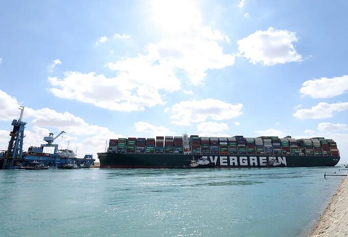 Gigante navío que bloqueó el Canal de Suez