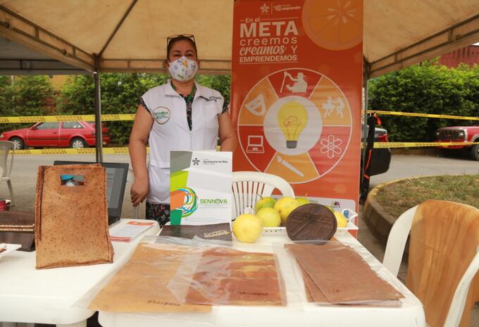 Producción de plástico con cáscara de maracuyá.