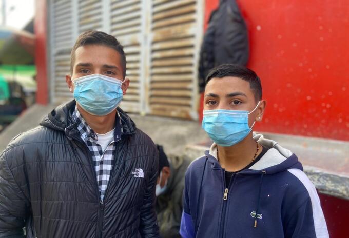 Jefersón y Johan, vendedores de pescado en Bogotá.