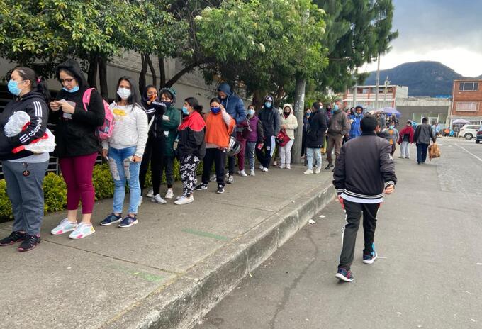 Largas filas a las afueras de Jumbo, sector 20 de Julio en Bogotá.