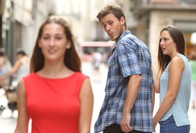 El meme del novio distraído