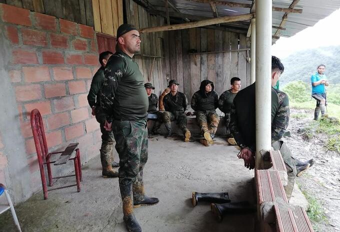 Militares retenidos por indígenas