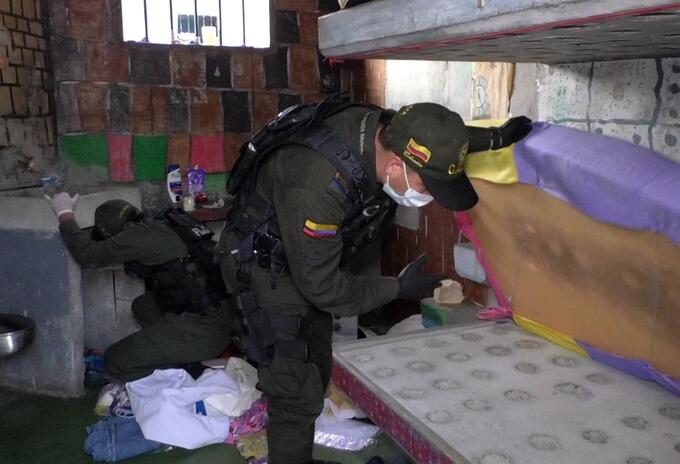 Armas cortopunzantes, teléfonos celulares y equipos de comunicación fueron hallados en el operativo.