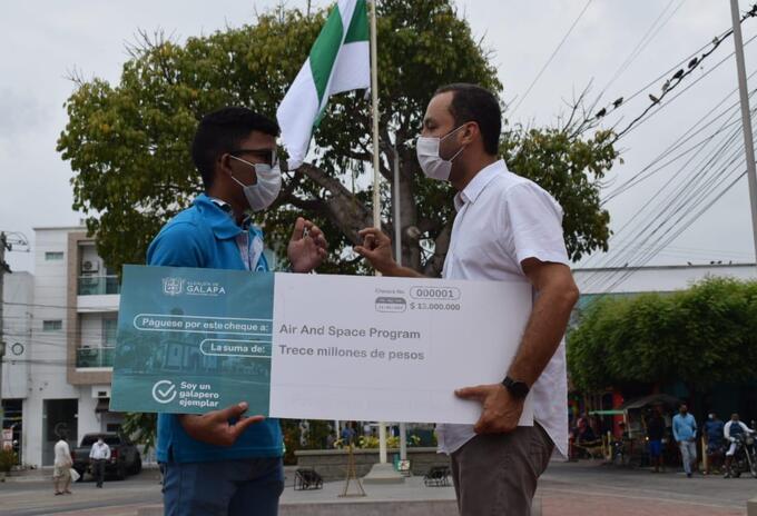Estudiante seleccionado con beca para estudiar en programa de NASA