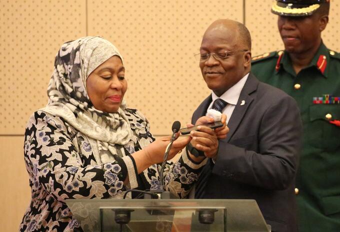 Samia Suluhu Hassan junto al presidente John Magufuli, quien murió.