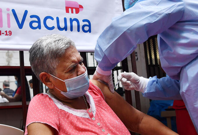 Piden avanzar con la vacunación de adultos mayores de 80 años.