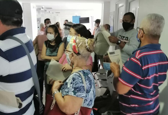 Denuncian aglomeraciones en punto de vacunación de Barranquilla.