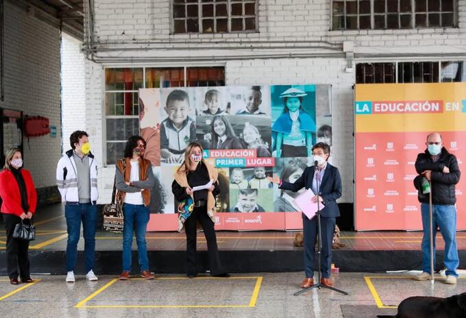 Alcaldesa de Bogotá, Claudia López, coordina el regreso a clases en la ciudad