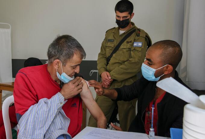 Israel empieza a vacunar a palestinos que trabajan en asentamientos o territorios israelíes
