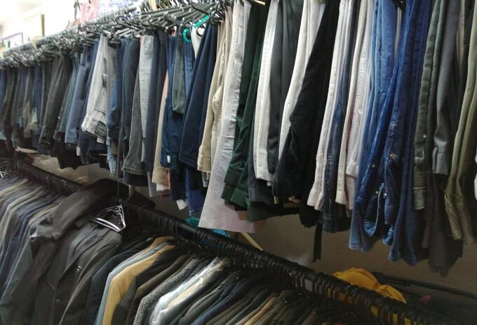 Tiendas de ropa usada han sostenido sus ventas.
