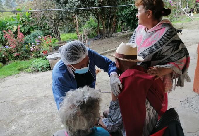 Equipo de vacunación en zonas remotas de Junín, Cundinamarca