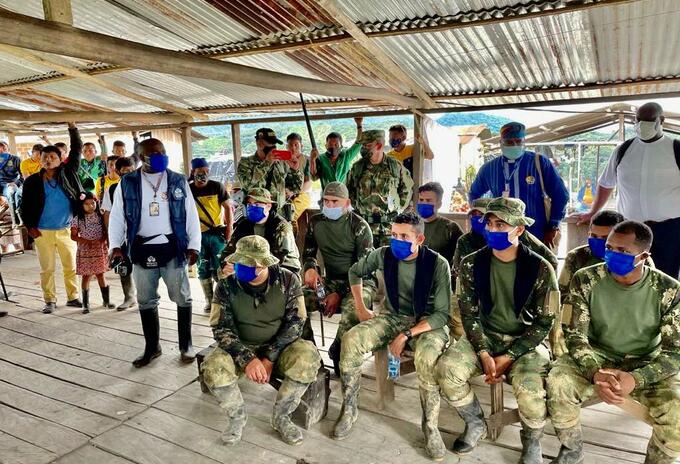 Los nueve militares en custodia de la guardia indígena de El Consuelo parte baja, zona rural del Carmen de Atrato en Chocó.