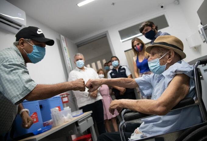 Adel Mass Arcón de 97 años se convierte en el vacunado un millón en Colombia