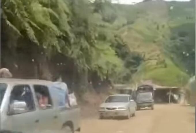 Vehículos saliendo de El Plateado