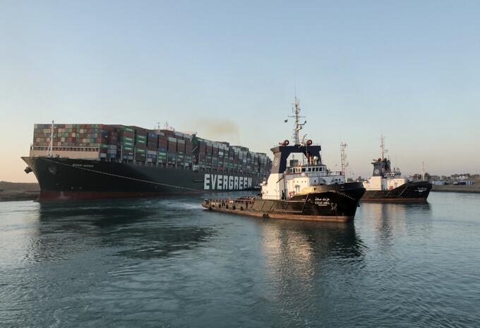 Buque en el canal de Suez