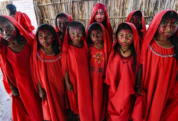 Niñas indígenas wayúu se preparan para realizar el tradicional baile La Yonna, en La Guajira.