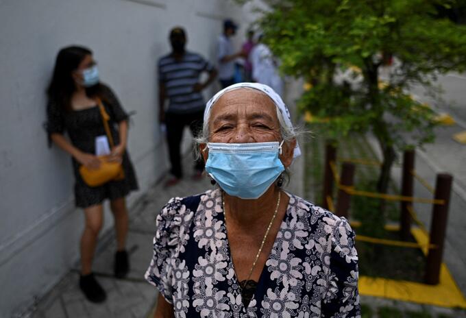 Ciudadanos en Cali hacen cola para someterse a una prueba de coronavirus COVID-19.
