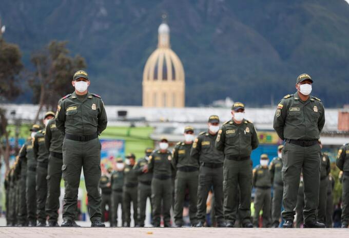 214 policías