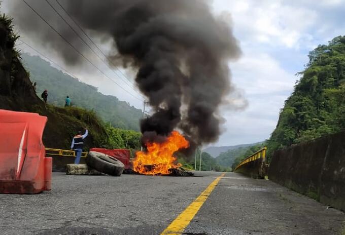 Bloqueada vía Buenaventura, comunidades indígenas queman llantas.