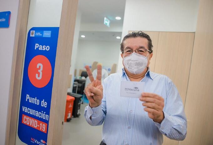 Fernando Ruiz Gómez recibe la vacuna Fernando Ruiz Gómez recibe la vacuna
